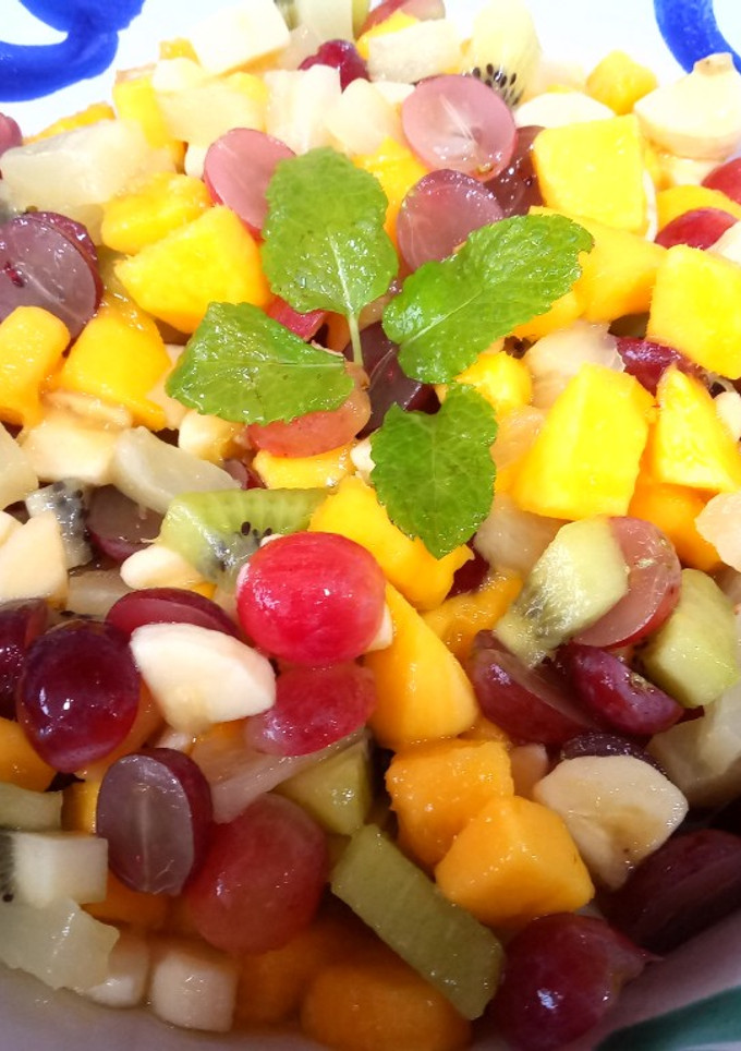 Una foto de Macedonia multifrutas con hierbabuena