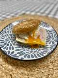 Bagel de pavo, queso y huevo poché