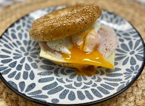 Foto principal de Bagel de pavo, queso y huevo poché