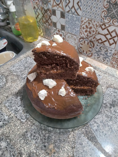 Una foto de Torta de Cocoa c/ relleno de dulce de leche