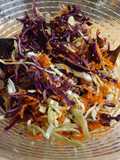 Ensalada sencilla de repollos con sésamo tostado y sésamo negro