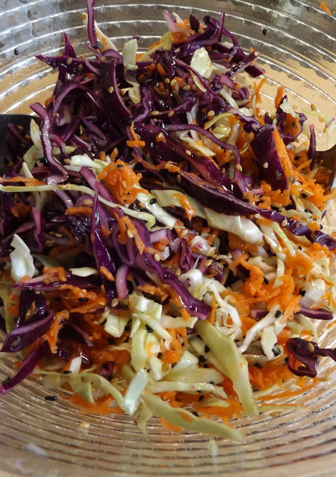 Una foto de Ensalada sencilla de repollos con sésamo tostado y sésamo negro