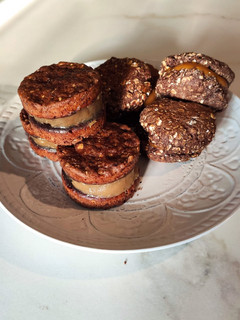 Una foto de Alfajores de avena y dulce de leche
