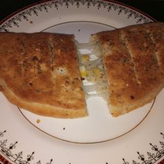 A picture of Cheeseyyy garlic bread.