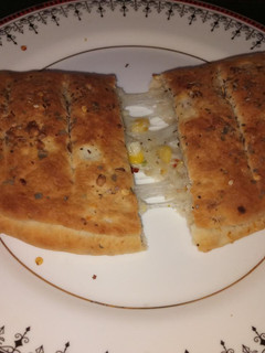 A picture of Cheeseyyy garlic bread.