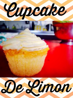 Una foto de Cupcake profesionales de limón. Lemon curd y frosting/cobertura