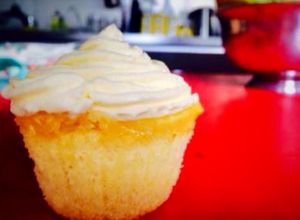 Una foto de Cupcake profesionales de limón. Lemon curd y frosting/cobertura