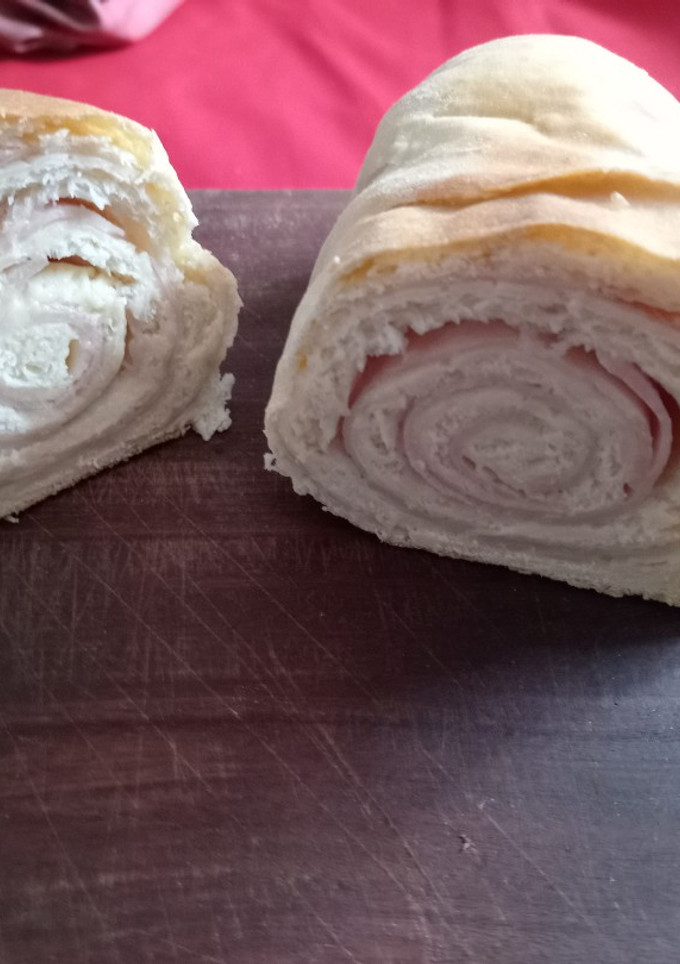 Una foto de Panes caseros rellenos de jamón y queso