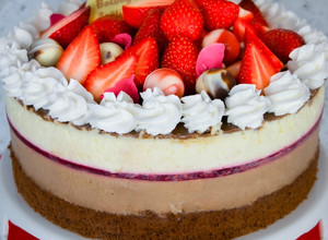 Tej-és fehércsokoládé mousse torta málnazselével recept fotója