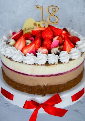 Tej-és fehércsokoládé mousse torta málnazselével recept fotója