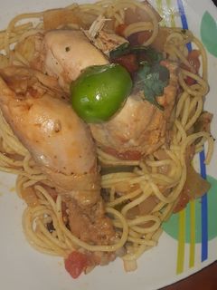 Una foto de Pollo jugoso al tallarín 😋😋😋😋