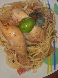 Una foto de Pollo jugoso al tallarín 😋😋😋😋
