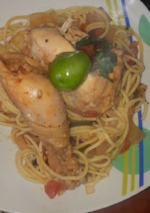 Una foto de Pollo jugoso al tallarín 😋😋😋😋