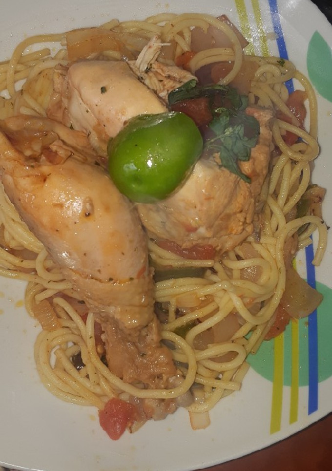 Una foto de Pollo jugoso al tallarín 😋😋😋😋