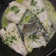 Merluza a la plancha con salsa verde y vino blanco