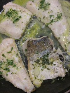 Una foto de Merluza a la plancha con salsa verde y vino blanco