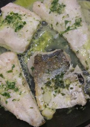 Una foto de Merluza a la plancha con salsa verde y vino blanco