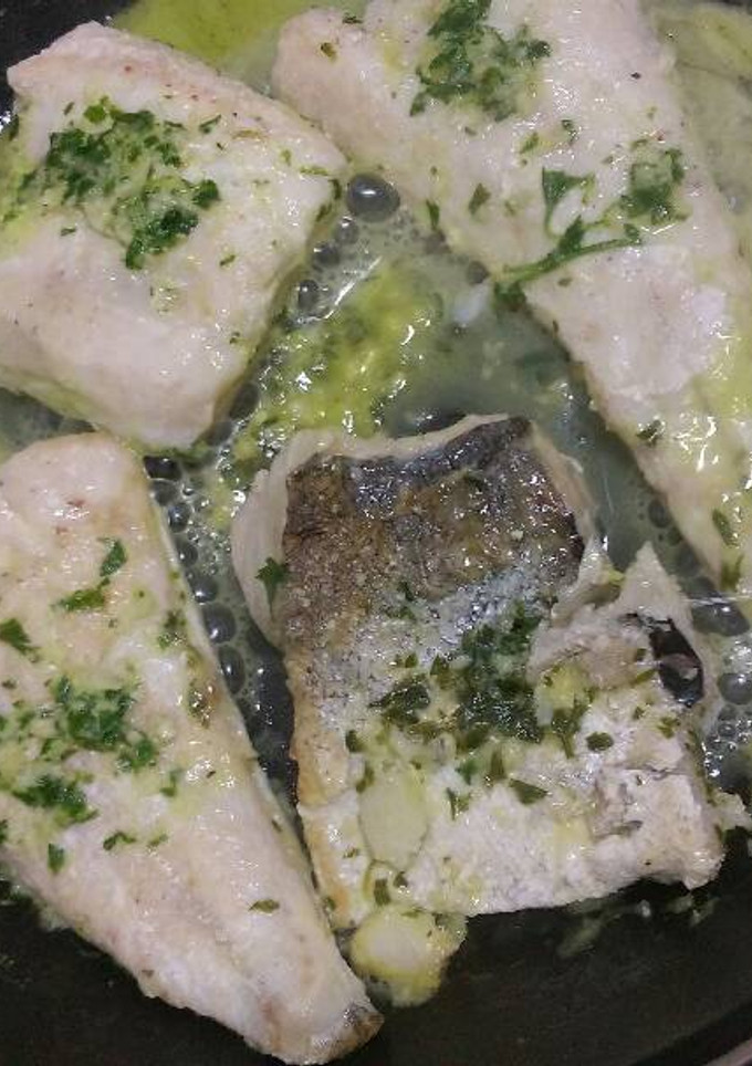 Una foto de Merluza a la plancha con salsa verde y vino blanco