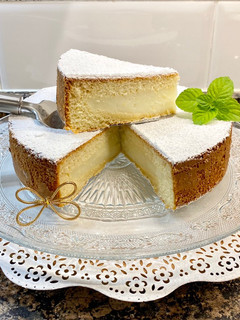 Una foto de Bizcocho relleno con crema de limón