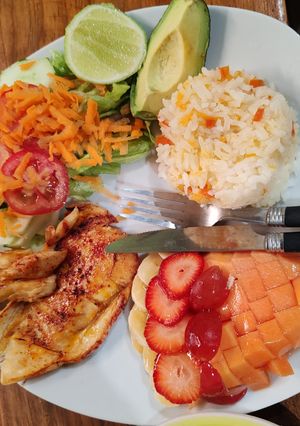 Una foto de Pechuga a la Plancha con Ensalada y Arroz