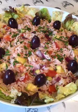 Une photo de Salade de riz aux légumes,olives et pancetta grillée
