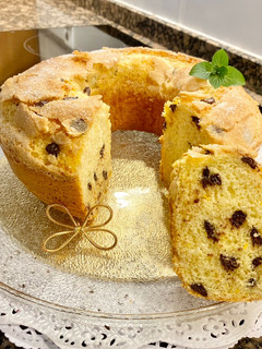 Una foto de “Pastel de naranja con pepitas de chocolate”. (Orange cake with chocolate chips)