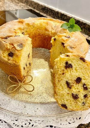 Una foto de “Pastel de naranja con pepitas de chocolate”. (Orange cake with chocolate chips)