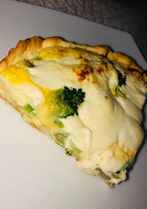 Una foto de Tarta de brócoli, queso y langostinos 🥦🧀🦐