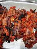 Poitrine de porc marinée grillée aux tomates cerises