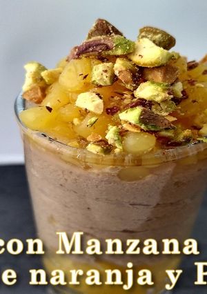 Una foto de Foie con manzana asada con caviar de naranja y pistachos