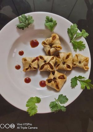રૂમાલી સમોસા (Rumali Samosa Recipe In Gujarati) રેસીપી મુખ્ય ફોટો