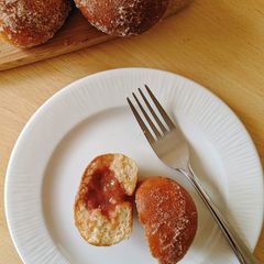 A picture of Rhubarb Doughnuts.