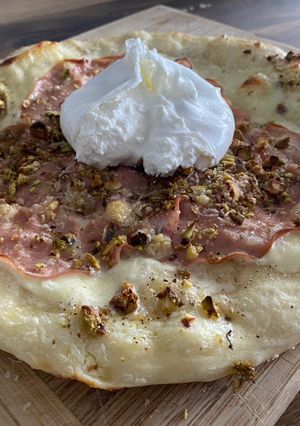 Une photo de Pizza mortadelle pistaches