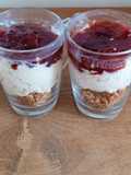 Postres saludables tipo cheesecake en vasos individuales