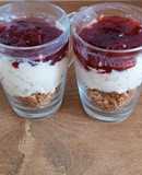 Postres saludables tipo cheesecake en vasos individuales