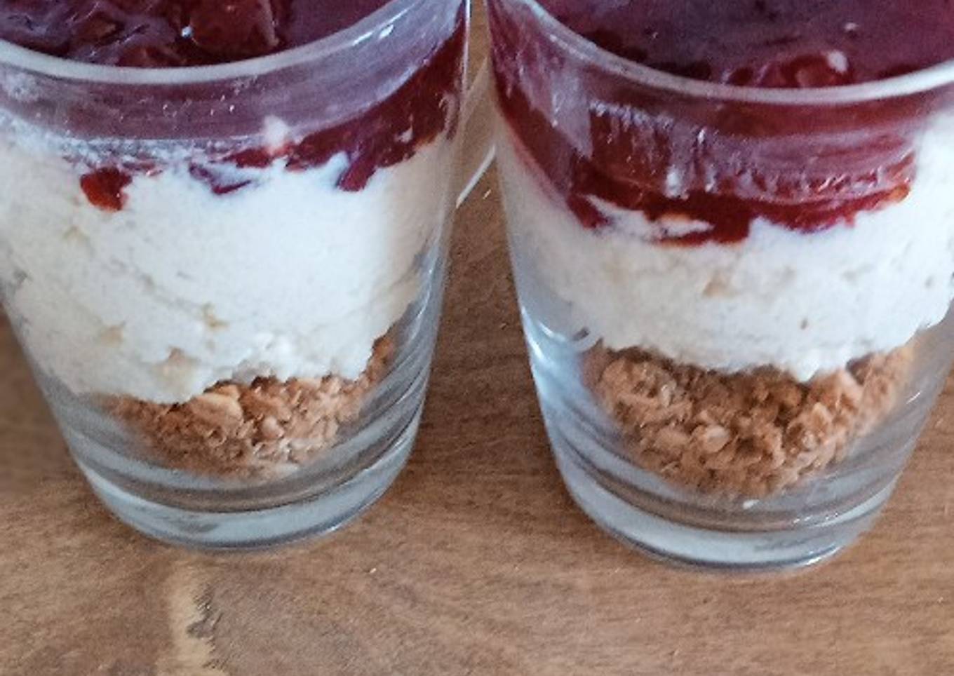Postres saludables tipo cheesecake en vasos individuales