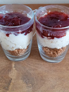 Una foto de Postres saludables tipo cheesecake en vasos individuales