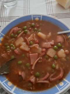 Una foto de Potas con patatas y arroz