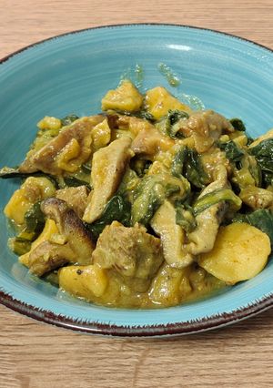 Una foto de Curry de acelgas con patatas, pavo y shiitake