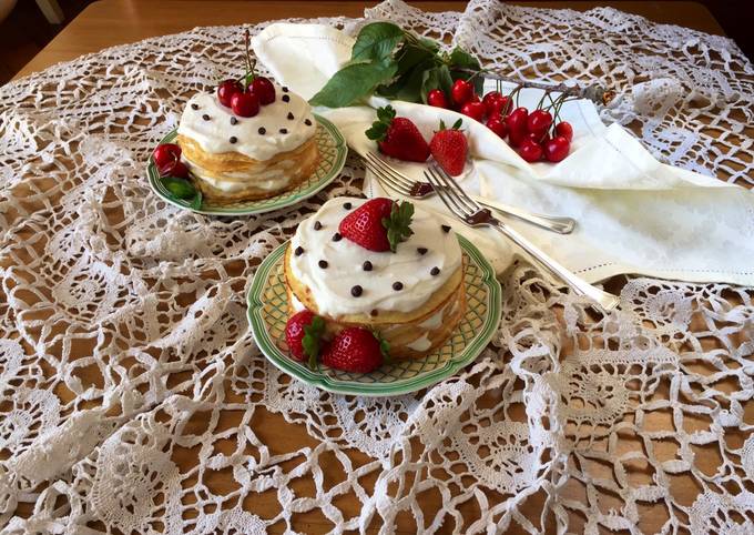 Mini torrette di crêpes con crema di ricotta e frutta fresca