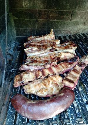 Una foto de FALDA, CERDO Y MORCILLA A LA PARRILLA