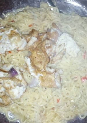 A picture of Indomie with fry egg.