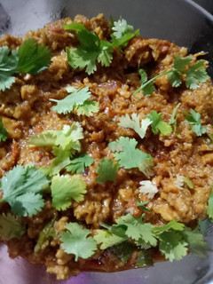 A picture of Chicken Qeema with Green Chillies.