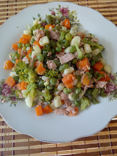 Una foto de Vegetales con atún