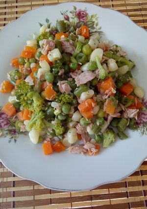 Una foto de Vegetales con atún
