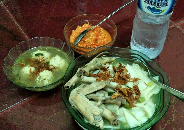 Pangsit rebus dan bakso ayam