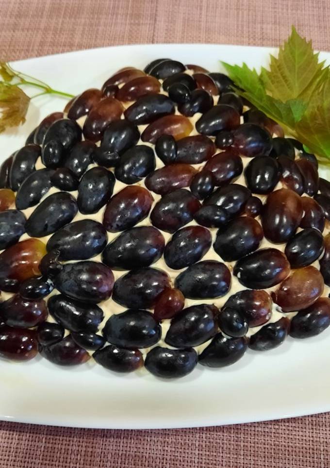 Салат з копченою курочкою і виноградом