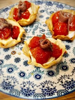 Una foto de Tartaleta casera de brie con tomate confitado y anchoa