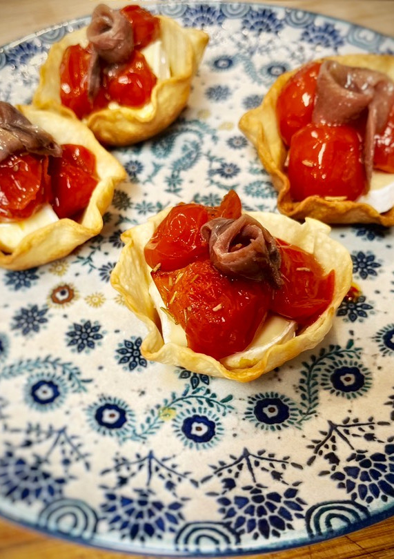 Una foto de Tartaleta casera de brie con tomate confitado y anchoa
