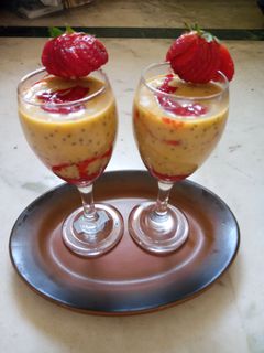 চিয়া পুডিং উইথ স্ট্রবেরি (chia puding with strawberry recipe in Bengali) রেসিপির প্রধান ছবি